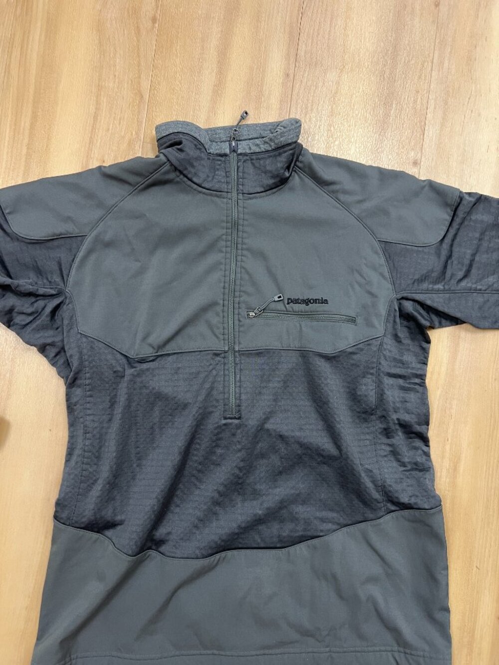 Men's Long-Sleeved R1 Field 1/4-Zip medium grey gray breathable fleece midlayer